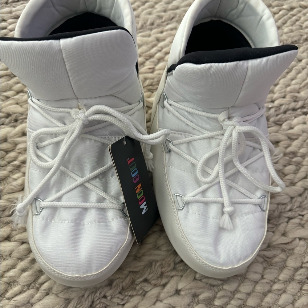 NWT Moon Boots FW2022